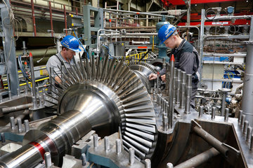 Oberhausen  Deutschland  Industriemechaniker arbeiten an einer Dampfturbine bei MAN Diesel & Turbo SE