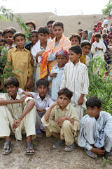 Kotnai  Pakistan  Flutopfer warten auf Lebensmittel