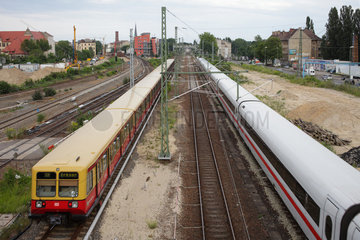 Berlin  Deutschland  S-Bahnzug und ICE-Zug am Ostkreuz in Berlin-Rummelsburg