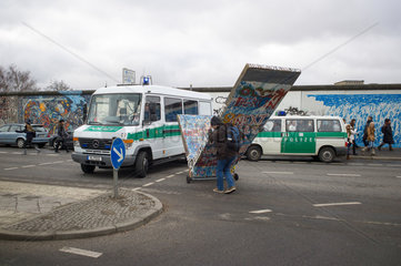 Berlin  Deutschland  Demonstrant mit einem Mauersegment aus Pappmaschee
