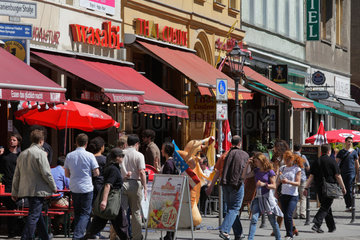 Berlin  Deutschland  Passanten auf der Oranienburger Strasse Ecke Friedrichstrasse