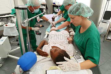 Carrefour  Haiti  Patientin erhaelt im Operationszelt eine Nagelextension