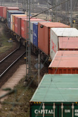Hamburg  Deutschland  Gueterzug mit Containern am Containerterminal Eurogate