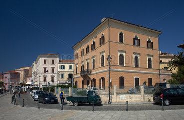 La Maddalena  Italien  praechtige historische Buergerhaeuser im Zentrum