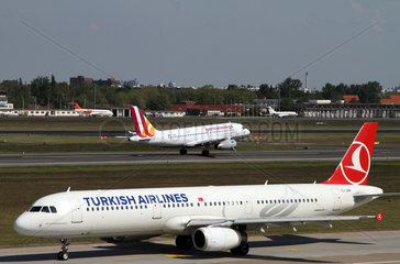 Berlin  Deutschland  Airbus A321 der Turkish Airlines und Airbus A319 der Germanwings
