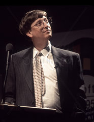 Bill Gates bei einer Vorfuehrung von Windows 95 auf der Cebit