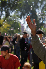 Berlin  Deutschland  Besucher spielt auf dem Myfest in Berlin-Kreuzberg mit Seifenblasen