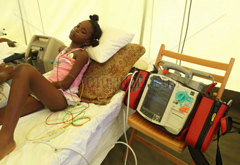 Carrefour  Haiti  ein junges Maedchen auf der Intensivstation