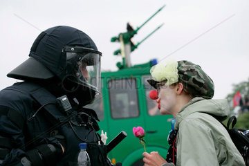 Demonstration gegen G8-Gipfel: Clown und Polizei