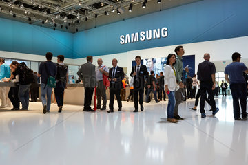 Berlin  Deutschland  Besucher am Messestand von Samsung