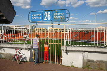Minsk  Weissrussland  Vater und Tochter schauen auf das Dinamo-Stadion Minsk