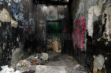 Berlin  Deutschland  ausgebrannter Raum in der Ruine einer Fabrik