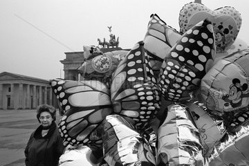 Berlin  Deutschland  Frau verkauft Luftballons am Brandenburger Tor