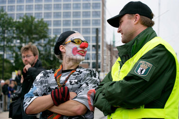Demonstration gegen G8-Gipfel: Clown und Polizei