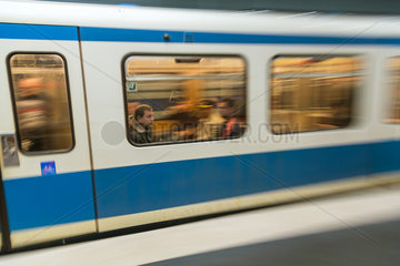 Muenchen  Deutschland  abfahrender Zug der U3 im U-Bahnhof Giselastrasse