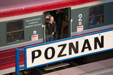 Posen  Polen  ein Zug macht Zwischenstation am Hauptbahnhof