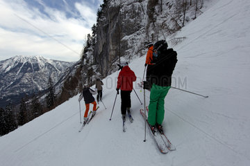 Krippenbrunn  Oesterreich  Skilaeufer stehen an einem steilen Abhang