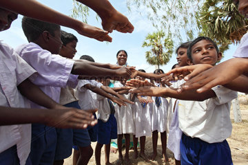 Navatkerny  Sri Lanka  Schueler zeigen ihre frisch gewaschenen Haende