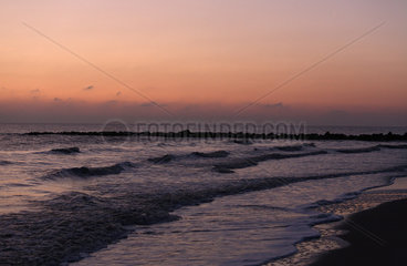 Blavand  Daenemark  Sonnenuntergang am Strand der Nordsee