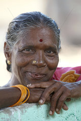 Alikuppam  Indien  das Portraet einer laechelnden aelteren Frau