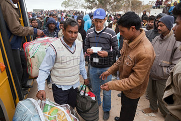 Ben Gardane  Tunesien  Ankunft neuer Fluechtlinge im Fluechtlingslager Shousha