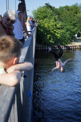 Berlin  Deutschland  ein junger Mann springt von der Fussgaengerbruecke in die Spree