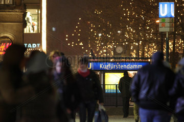 Berlin  Deutschland  Passanten beim Weihnachtseinkauf auf dem Kurfuerstendamm