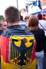 Berlin  Deutschland  Besucher auf der Fanmeile zur Fussball EM 2012