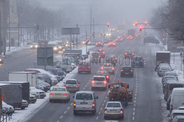 Berlin  Deutschland  Strassenverkehr bei Schneefall auf der Strasse des 17. Juni