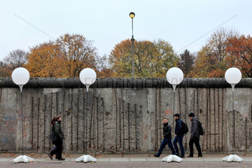 Berlin  Deutschland  Besucher an der Lichtgrenze an der Gedenkstaette Berliner Mauer