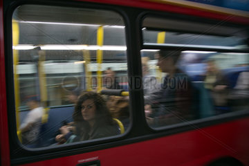 London  Grossbritannien  Passagiere in einem Linienbus