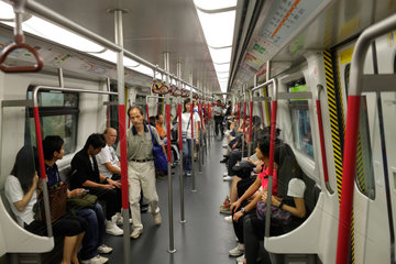 Hongkong  China  mit Menschen besetzte U-Bahn in Hongkong