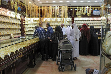 Dubai  Vereinigte Arabische Emirate  Menschen in einem Gold Souq im Zentrum der Altstadt