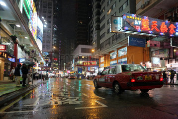Hong Kong  China  Strassenszene im Stadtteil Causeway Bay bei Nacht
