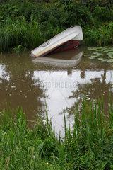 Soederkoeping  Schweden  ein gekentertes Ruderboot am Ufer eines Flusses