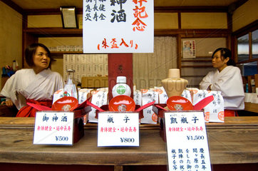Nikko  Japan  Verkaeuferinnen in einem Souvenirstand im Nikko-Nationalpark