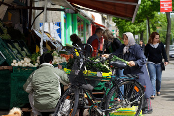 Berlin  Deutschland  Kunden bei einem Obst- und Gemuesehaendler in der Turmstrasse
