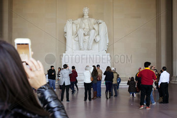 Washington D.C.  USA  Besucher vor der Lincolnstatue im Lincoln Memorial
