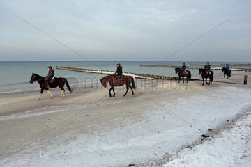 Wustrow  Deutschland  Menschen machen im Winter einen Ausritt am Strand