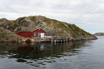 Skaerhamn  Schweden  rotes Holzhaus auf einer kleinen Insel