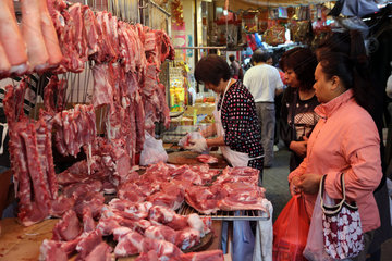 Hong Kong  China  Fleischverkauf auf einem Wochenmarkt