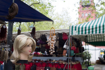 Berlin  Deutschland  Puppe mit Peruecke auf einem Wochenmarkt in Steglitz