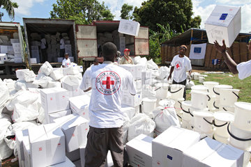 Leogane  Haiti  Ehrenamtliche bei einer Hilfsgueter-Verteilung fuer Erdbebenopfer