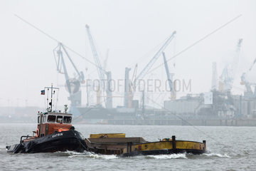 Hamburg  Deutschland  Hafenschlepper KATRIN schleppt eine Schute auf der Elbe