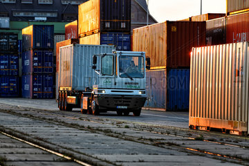 Berlin  Deutschland  Elektro-LKW im Containerterminal Westhafen