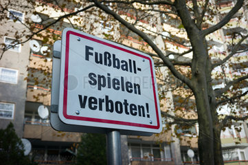 Berlin  Deutschland  Schild vor einem Wohnhaus: Fussballspielen verboten