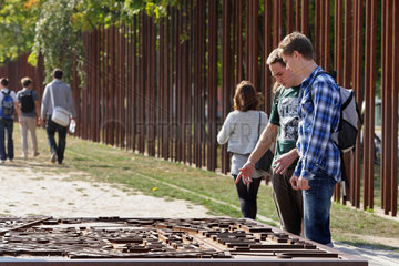 Berlin  Deutschland  Besucher am Lageplan in der Gedenkstaette Berliner Mauer an der Bernauer Strasse