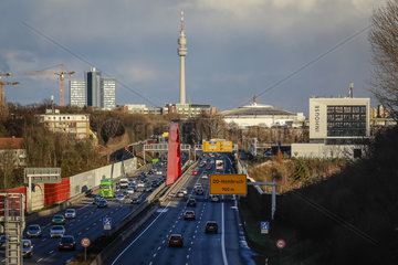 Dortmund  Stadtansicht mit Autobahn A40  Florianturm und Messehalle  Ruhrgebiet  Nordrhein-Westfalen  Deutschland