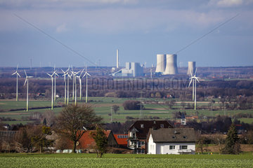 Landschaft mit Winraedern vor RWE Kraftwerk Westfalen  Ense  Nordrhein-Westfalen  Deutschland