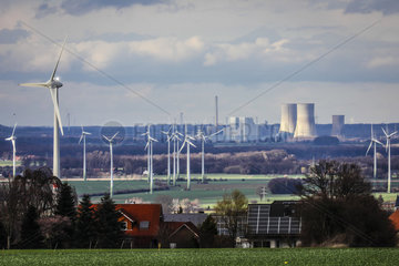 Energielandschaft mit Winraedern vor RWE Kraftwerk Westfalen  Ense  Nordrhein-Westfalen  Deutschland